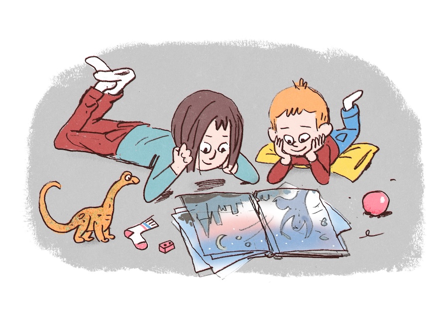 Illustrasjon av Ida og Oskar som les bok, med dinosaur, eple, lego og sokk attmed seg. 